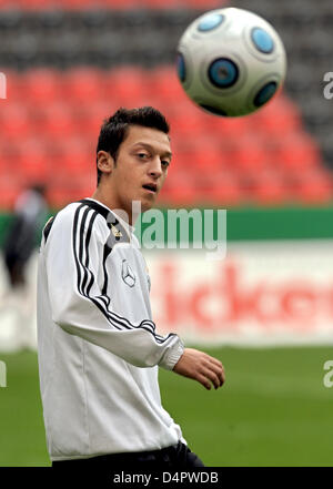 Deutscher Spieler Mesut Oezil spielt mit einem Ball während einer Trainingseinheit von der deutschen Fußball-Nationalmannschaft in Leverkusen, Deutschland, 4. September 2009. Deutschland bereitet sich auf ein Freundschaftsspiel vor Südafrika am 05 September. Foto: Federico Gambarini Stockfoto