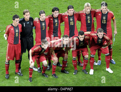 Die deutsche Mannschaft reiht sich vor das Freundschaftsspiel Deutschland gegen Südafrika im Stadion BayArena Leverkusen, Deutschland, 5. September 2009. (wieder Reihe L-R) Marcel Schäfer, Rene Adler, Arne Friedrich, Serdar Tasci, Mario Gomez, Simon Rolfes und Michael Ballack; (Vorderreihe L-R) Mesut Özil, Marko Marin, Philipp Lahm und Bastian Schweinsteiger. Deutschland gewann das Spiel 2: 0. Foto: Federico Gam Stockfoto