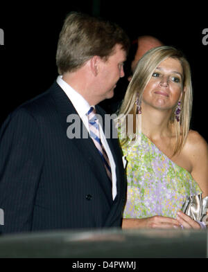 Kronprinz Willem-Alexander der Niederlande (L) und seine Frau Prinzessin Maxima der Niederlande (R) an die Hochzeit von Bernardo Guillermo und Eva Prinz-Valdes in Maria Königin von All Saints Church in New York City, New York, 4. September 2009 teilnehmen. Bernardo ist der Sohn von Prinzessin Christina, die jüngere Schwester von Königin Beatrix der Niederlande. Bernardo und Eva Leben in New York Stockfoto