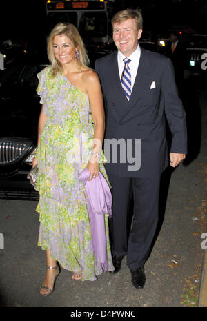 Kronprinz Willem-Alexander der Niederlande (R) und seine Frau Prinzessin Maxima der Niederlande (L) kommen für die Hochzeit von Bernardo Guillermo und Eva Prinz-Valdes in Maria Königin von All Saints Church in New York City, New York, 4. September 2009. Bernardo ist der Sohn von Prinzessin Christina, die jüngere Schwester von Königin Beatrix der Niederlande. Bernardo und Eva Leben in New Stockfoto