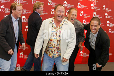 Pixar Regisseuren Brad Bird (L-R), John Lasseter, Andrew Stanton und Lee Unkrich, Pete Docter posiert für Fotografen nach der Pressekonferenz für seine goldenen Löwen? Für sein Lebenswerk, John Lasseter und Pixar Regisseure? bei den 66. Internationalen Filmfestspielen in Venedig, Italien, 6. September 2009. Pixar, der Computer-animierte Film gemacht? Toy Story? (1995) erhalten Stockfoto