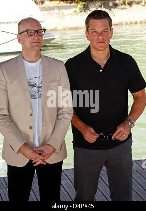 Regisseur Steven Soderbergh (L) und Schauspieler Matt Damon kommen für die Pressekonferenz zum Film? Der Informant!? die 2009 Venedig Film Festival in result del Casino auf dem Lido in Venedig, Italien, 7. September 2009. Foto: Hubert Boesl Stockfoto