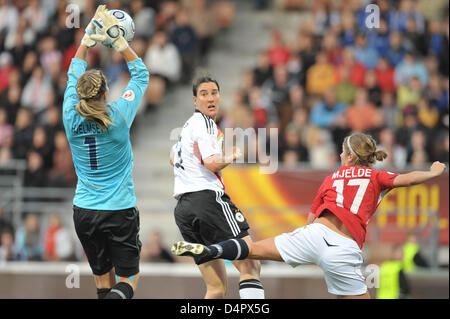 Norwegen? s Torwart Ingrid Hjelmseth (L) fängt den Ball neben Deutschland? s Birgit Prinz (C) und Norwegen? s Maren Mjelde während ihrer UEFA Women? s Fußball Europameisterschaft 2009 Halbfinale im Fußballstadion Helsinki in Helsinki, Finnland, 7. September 2009. Foto: CARMEN JASPERSEN Stockfoto