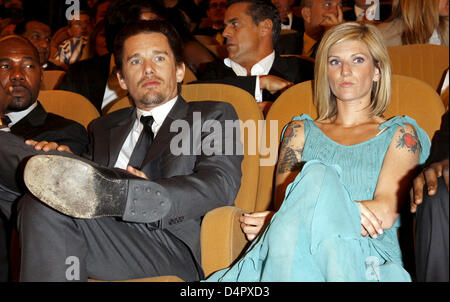 US amerikanische Schauspieler Ethan Hawke und Freundin Ryan Shawhughes besuchen die Premiere des Films? Brooklyn? s besten? bei den 66. Filmfestspielen in Venedig, Italien, 8. September 2009. Der Film ist außer Konkurrenz auf dem Festival läuft von 02 bis 12. September 2009 präsentiert. Foto: Hubert Boesl Stockfoto