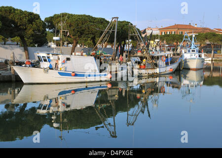 Angelboote/Fischerboote liegen bereit zum Segeln in der untergehenden Sonne in Caorle, Italien, 19. Mai 2009. Foto: Uwe Zucchi Stockfoto