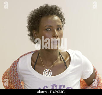 Menschenrechtsaktivistin Waris Dirie nach einem Treffen mit deutschen Entwicklungsminister beim Bundesministerium für wirtschaftliche Zusammenarbeit und Entwicklung in Berlin, Deutschland, 9. September 2009 abgebildet. Foto: Arno Burgi Stockfoto