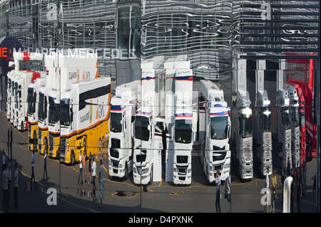 LKW zu reflektieren, in die Fornt von McLaren Mercedes? s Gastfreundschaft im Fahrerlager von Parco di Monza-Rennstrecke in Monza, Italien, 10. September 2009. Die Formel 1 Grand Prix von Italien findet am 13. September 2009 statt. Foto: Jens Büttner Stockfoto