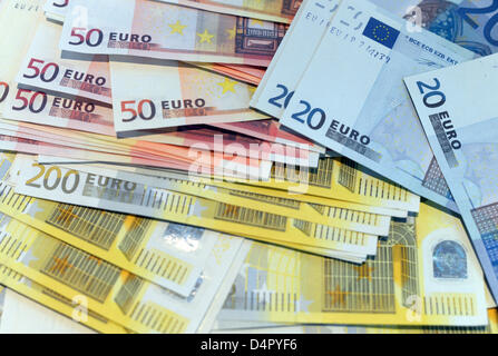Gefälschte Euro-Banknoten auf einem Tisch in Düsseldorf, 18. März 2013 liegen. Der Deutschen Bundesbank legte einen Bericht über die Verbreitung von Falschgeld am 18. März 2013. Foto: FEDERICO GAMBARINI Stockfoto