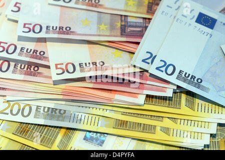 Gefälschte Euro-Banknoten auf einem Tisch in Düsseldorf, 18. März 2013 liegen. Der Deutschen Bundesbank legte einen Bericht über die Verbreitung von Falschgeld am 18. März 2013. Foto: FEDERICO GAMBARINI Stockfoto