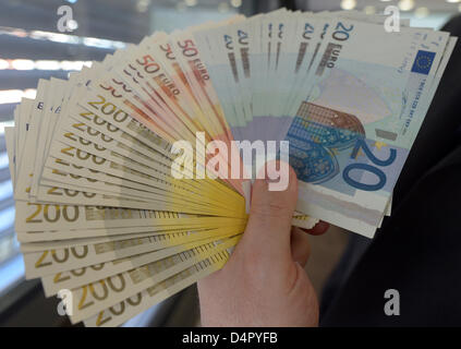 Eine Person stellt gefälschte Euro-Banknoten in Düsseldorf, Deutschland, 18. März 2013. Der Deutschen Bundesbank legte einen Bericht über die Verbreitung von Falschgeld am 18. März 2013. Foto: FEDERICO GAMBARINI Stockfoto