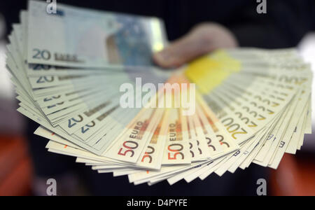 Eine Person stellt gefälschte Euro-Banknoten in Düsseldorf, Deutschland, 18. März 2013. Der Deutschen Bundesbank legte einen Bericht über die Verbreitung von Falschgeld am 18. März 2013. Foto: FEDERICO GAMBARINI Stockfoto