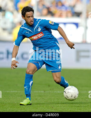 Hoffenheim? s Carlos Eduardo führt den Ball in der Bundesliga Fußball Spiel TSG 1899 Hoffenheim Vs VfL Bochum im Rhein-Neckar-Arena in Sinsheim, Deutschland, 12. September 2009. Foto: Ronald Wittek Stockfoto