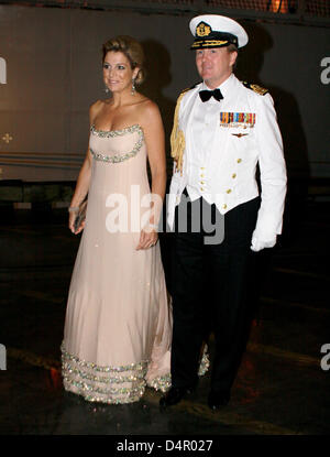 Niederländischen Kronprinzen Willem-Alexander und Kronprinzessin Maxima kommen für ein Abendessen an Bord niederländische Fregatte Hr. Ms. Tromp am Pier 88 in New York, USA, 12. September 2009. Der offizielle Besuch des Paares dauert vom 08. bis 13. September 2009 und feiert die 400-Jahr-alte Verbindung zwischen New York und den Niederlanden. Foto: Patrick van Katwijk Stockfoto