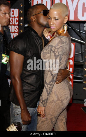 US-Rapper Kanye West (L) und Freundin Amber Rose kommen für den MTV Video Music Awards in der Radio City Music Hall in New York, USA, 13. September 2009. Foto: Hubert Boesl Stockfoto