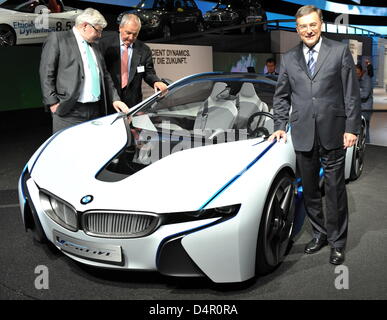 BMW CEO Norbert Reithofer (R), ehemaligen Germa Außenminister Joschka Fischer (L, grüne) und ehemalige Bundesumweltminister Klaus Toepfer (C, CDU) neben einem Konzeptfahrzeug BMW Vision Efficient Dynamics auf der Frankfurter Automobilausstellung (IAA) in Frankfurt Main, Deutschland, 14. September 2009. 63. Frankfurter Automobil-Ausstellung (IAA) öffnet sich für Stammkunden vom 17. bis 27. September 2009. Foto: ARNE Stockfoto