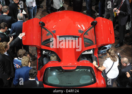 Besucher der Augen der Mercedes SLS AMG vor der kommenden Frankfurter Automobilausstellung (IAA) in Frankfurt Main, Deutschland, 15. September 2009. Die 63. IAA läuft vom 17. bis 27. September 2009. Foto: ULI DECK Stockfoto