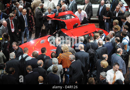 Besucher der Augen der Mercedes SLS AMG vor der kommenden Frankfurter Automobilausstellung (IAA) in Frankfurt Main, Deutschland, 15. September 2009. Die 63. IAA läuft vom 17. bis 27. September 2009. Foto: ULI DECK Stockfoto