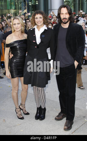 Regie Rebecca Miller (M) und Schauspieler Robin Wright Penn (L) und Keanu Reeves (R) besuchen die Premiere des Films? Das Private Leben der Pippa Lee? bei der 34. jährlichen Toronto International Film Festival in Toronto, Kanada, 15. September 2009. Foto: Hubert Boesl Stockfoto