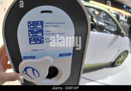 Ausführliche Bedienungsanleitung werden abgeschrieben auf die elektrische Zapfsäule ein Smart auf der International Motor-Ausstellung (IAA) in Frankfurt am Main, 16. September 2009. Automobilhersteller aus aller Welt präsentieren ihre neuesten Modell vom 17. bis 27. September 2009. Foto: Boris Roessler Stockfoto