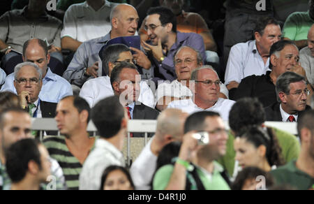 Präsident von Maccabi Haifa, Yochanan Vollach (L-R), CEO von Bayern München, Karl-Heinz Rummenigge, Manager Uli Hoeneß und Finanzvorstand Karl Hopfner Uhr die UEFA Champions League-Gruppe A match Maccabi Haifa FC Vs FC Bayern München im Ramat-Gan-Stadion in Tel Aviv, Israel, 15. September 2009. Bayern München besiegt Haifa 3-0. Foto: Andreas Gebert Stockfoto