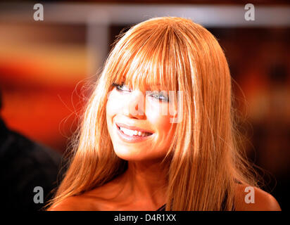 Sylvie van der Vaart, niederländische Moderatorin und Frau von Rafael van der Vaart, lächelt während der Aufzeichnung? Johannes B. Kerner? Talkshow in Hamburg, Deutschland, 16. September 2009. Foto: Marcus Brandt Stockfoto