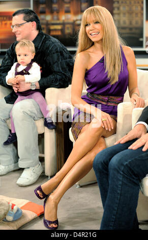 Sylvie van der Vaart, niederländische Moderatorin und Frau von Rafael van der Vaart, lächelt während der Aufzeichnung? Johannes B. Kerner? Talkshow in Hamburg, Deutschland, 16. September 2009. Foto: Marcus Brandt Stockfoto