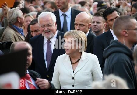 German chancellor Angela Merkel (C) und Schleswig-Holstein? s Prime Minsiter Peter Harry Carstensen (C-L) kommt für eine Wahl-Kampagne-Veranstaltung der Christdemokraten (CDU) in Lübeck, 18. September 2009. Frau Merkel zur Wiederwahl bei den eidgenössischen Wahlen am 27. September läuft, sind gleichzeitig Regionalwahlen im Bundesland Schleswig-werden statt. Foto: CARSTE Stockfoto