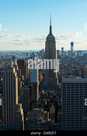 Blick nach Süden in Richtung Lower Manhattan vom Rockefeller Center an einem sonnigen Tag mit dem Empire State Building im Vordergrund. Stockfoto