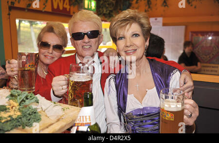 Deutsche Sänger Heino (M), seine Frau Hannelore (L) und Moderatorin Carolin Reiber (R) an die? Hippodrom? auf dem Oktoberfest in München, Deutschland, 20. September 2009. Der Welt? s größte Volksfest läuft noch bis 4. Oktober 2009. 6 Millionen Besucher werden erwartet. Foto: Ursula Düren Stockfoto