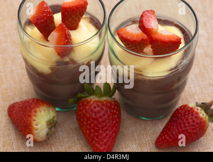 Lecker Pudding und Erdbeeren für zwei Personen. Stockfoto