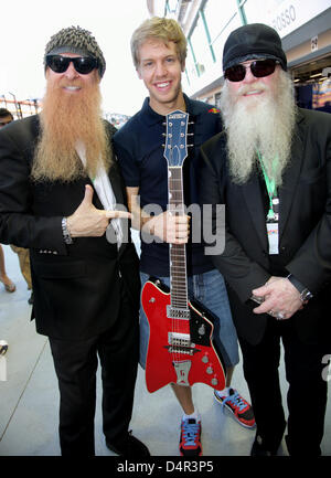 Die Mitglieder von ZZ Top, Dusty Hill (R) und Billy Gibbons (L), posieren mit deutschen Formel1-Fahrer Sebastian Vettel von Red Bull im Fahrerlager am Marina Bay Street Circuit in Singapur, Singapur, 23. September 2009. Die Formel 1 Grand Prix von Singapur am 27. September 2009 stattfinden. Foto: FELIX HEYDER Stockfoto