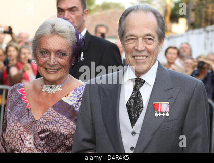 Prinz Henri d? Orleans (76) und spanische Prinzessin Micaela Cousino Quinones de Leon (71) nach ihrer kirchlichen Trauung in Arcangues in der Nähe von Biarritz im Baskenland, Frankreich, 26. September 2009. Die Hochzeit wurde aktiviert, nachdem Papst Benedict XVI Henri abgebrochen? s erster Ehe mit Maria Theresia von Württemberg. Die katholische Kirche akzeptiert keine Scheidungen. Foto: Albert van der Werf (N Stockfoto