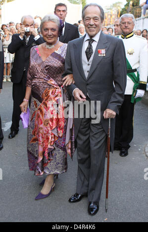 Prinz Henri d? Orleans (76) und spanische Prinzessin Micaela Cousino Quinones de Leon (71) nach ihrer kirchlichen Trauung in Arcangues in der Nähe von Biarritz im Baskenland, Frankreich, 26. September 2009. Die Hochzeit wurde aktiviert, nachdem Papst Benedict XVI Henri abgebrochen? s erster Ehe mit Maria Theresia von Württemberg. Die katholische Kirche akzeptiert keine Scheidungen. Foto: Albert van der Werf (N Stockfoto