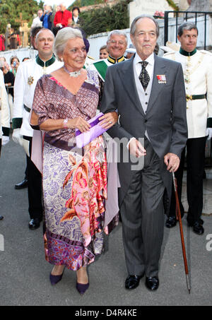 Prinz Henri d? Orleans (76) und spanische Prinzessin Micaela Cousino Quinones de Leon (71) nach ihrer kirchlichen Trauung in Arcangues in der Nähe von Biarritz im Baskenland, Frankreich, 26. September 2009. Die Hochzeit wurde aktiviert, nachdem Papst Benedict XVI Henri abgebrochen? s erster Ehe mit Maria Theresia von Württemberg. Die katholische Kirche akzeptiert keine Scheidungen. Foto: Albert van der Werf (N Stockfoto