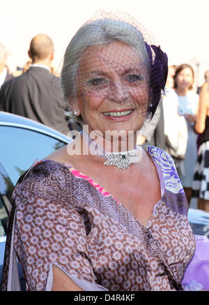 Spanische Prinzessin Micaela Cousino Quinones de Leon (71) nach ihrer kirchlichen Trauung in Arcangues in der Nähe von Biarritz im Baskenland, Frankreich, 26. September 2009. Ihre Hochzeit mit Prinz Henri d? Orleans wurde aktiviert, nachdem Papst Benedict XVI Henri abgebrochen? s erster Ehe mit Maria Theresia von Württemberg. Die katholische Kirche akzeptiert keine Scheidungen. Foto: Albert van der Werf (niederl Stockfoto