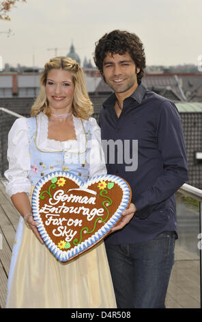 US amerikanische Schauspieler Adrian Grenier und SKY-Moderatorin Jessica Kastrop (2 L) Pose auf einem Presse-Termin in München, 28. September 2009. Der Kanal? FUCHS? ausgestrahlt die ersten beiden Episoden der insgesamt zwölf Episoden der neuen Serie? Entourage? am 25 September. FOTO: VOLKER DORNBERGER Stockfoto