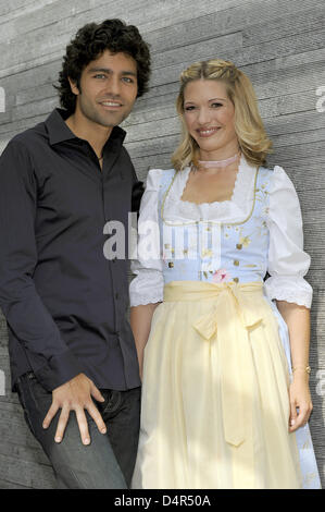 US amerikanische Schauspieler Adrian Grenier und SKY-Moderatorin Jessica Kastrop (2 L) Pose auf einem Presse-Termin in München, 28. September 2009. Der Kanal? FUCHS? ausgestrahlt die ersten beiden Episoden der insgesamt zwölf Episoden der neuen Serie? Entourage? am 25 September. FOTO: VOLKER DORNBERGER Stockfoto