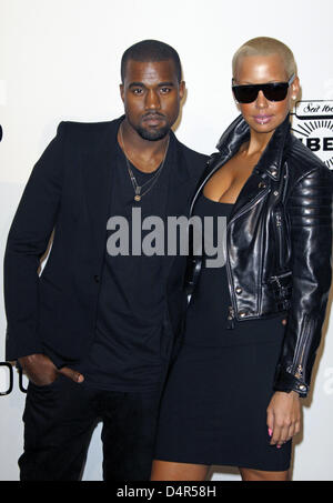 US-Musiker Kanye West (L) und seine Freundin Amber Rose (R) kommen für AmfAR Auftaktveranstaltung auf der Mailänder Fashion Week in Mailand, Italien, 28. September 2009. Foto: Hubert Boesl Stockfoto