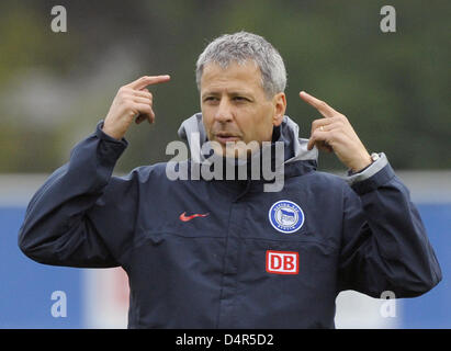 Deutschen Bundesligisten Hertha BSC Berlin? s entlassen Cheftrainer Lucien Favre im Bild während seiner letzten Ausbildung in Berlin, Deutschland, 28. September 2009. Foto: Soeren Stache Stockfoto