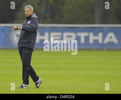 Deutschen Bundesligisten Hertha BSC Berlin? s entlassen Cheftrainer Lucien Favre im Bild während seiner letzten Ausbildung in Berlin, Deutschland, 28. September 2009. Foto: Soeren Stache Stockfoto