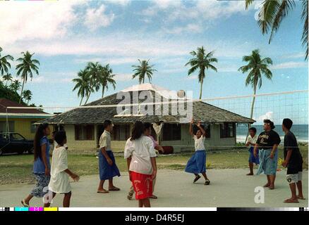 (Dpa-Datei) - zeigt die Datei Bild von 1996, jungen und Mädchen in einer Schule in Pago Pago, Hauptstadt von Amerikanisch-Samoa Volleyball spielen. Eine Offshore-Samoa Tsunami verwüstet die Küstenregion von der Inselkette und viele Touristenhotels am 30. September 2009. Die Katastrophe Prävention Behörden erwarten mindestens 100 Toten Teil der australischen und neuseeländischen Touristen. 19 Menschen starben in Stockfoto