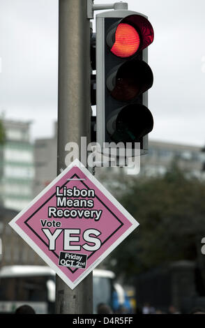 Ein Zeichen lesen? Abstimmung ja? im Bild an einer roten Ampel vor dem Referendum über den Vertrag von Lissabon in Dublin, Irland, 29. September 2009. Irland wird über den Vertrag zum zweiten Mal am 2. Oktober 2009, nachdem er das erste Mal abgelehnt wurde, drängen der Europäischen Union auf eine Krise abstimmen. Foto: Arved Gintenreiter Stockfoto