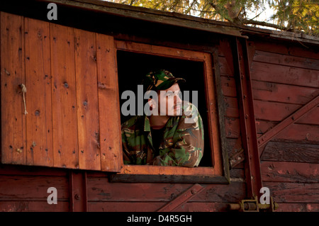 Junger Mann in Tarnung Kleidung Stockfoto