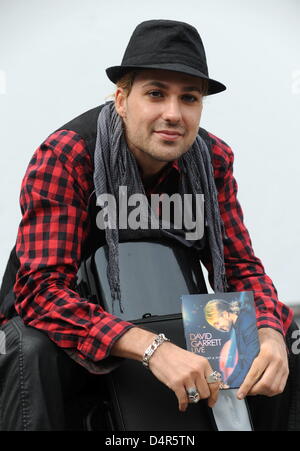 Deutsche Geiger David Garrett fördert seine neue DVD? David Garrett Live - In Concert & privat? während eines Presse-Anrufs in München, 1. Oktober 2009. Die DVD wird ab 9. Oktober 2009 auf verfügbar. Foto: TOBIAS HASE Stockfoto