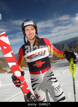 Deutsche Skifahrer Felix Neureuther bereitet einen Trainingslauf am Medientag des Deutschen Ski Verband (DSV) am Pitztaler Gletscher in der Nähe von Sankt Leonhard, Österreich, 1. Oktober 2009. Der DSV informiert über die Athleten? Vorbereitungen für die Olympischen Winterspiele 2010 etwa drei Wochen vor Beginn der Weltcup-Saison. Foto: KARL-JOSEF HILDENBRAND Stockfoto