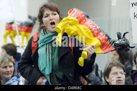 Angelika Mueller, Milchbauer aus dem Schwarzwald, beteiligt sich an einem Protest vor dem Kanzleramt in Berlin, Deutschland, 2. Oktober 2009. Zur gleichen Zeit trafen sich Bundeskanzlerin Merkel Landwirt? s Vertreter um einen kostendeckenden Milchpreis zu diskutieren. Foto:: Tim Brakemeier Stockfoto