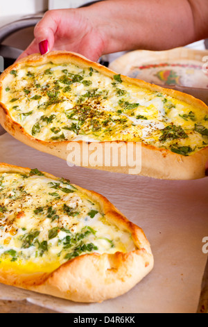 Feta Käse türkische Pide Taschen kam gerade aus der Owen servierfertig. Stockfoto