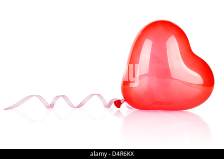 Roten Ballon in der Form eines Herzens mit Reflexion isoliert auf weißem Hintergrund Stockfoto