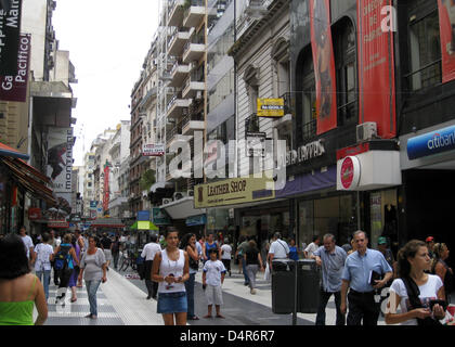 (Dpa-Datei) Ein Datei-Bild vom 27. Januar 2009 fängt das geschäftige Leben auf shopping Straße La Florida in Buenos Aires, Argentinien. Foto: Rolf Haid Stockfoto