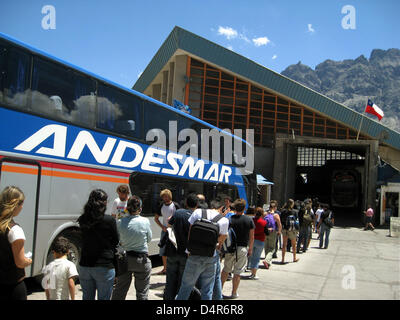 (Dpa-Datei) Ein Datei-Bild vom 27. Januar 2009 erfasst Touristen verlassen einen Bus für die argentinisch-chilenischen Grenze in Mendoza, Argentinien. Foto: Rolf Haid Stockfoto